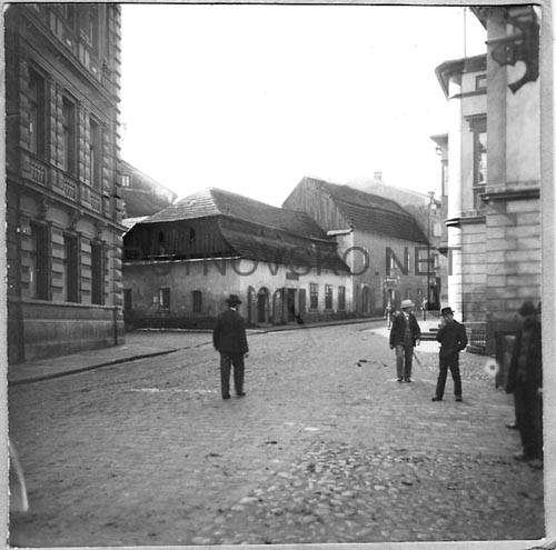 Ulice Na Struze se starou zástavbou v  úseku u nábřeží. 