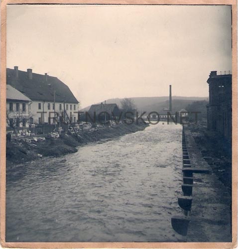 Nábřeží , vzadu Ulrychova papírna z  r.1919, nyní zde zimní stadion.